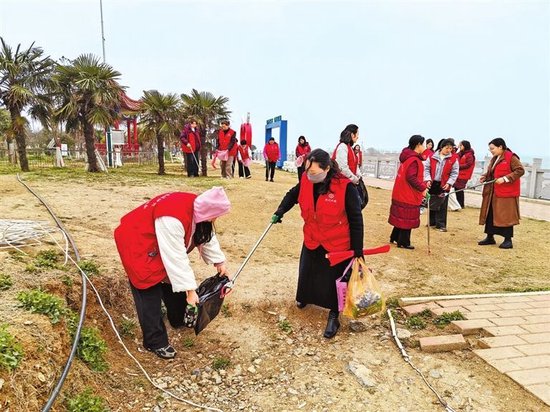 淅川县水利局组建巾帼护河队开展护河净滩活动。王娟 摄