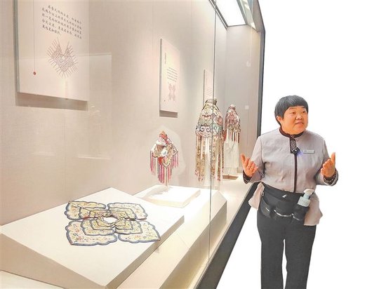 孙宝菊在展厅讲解。 屈晓夏 摄