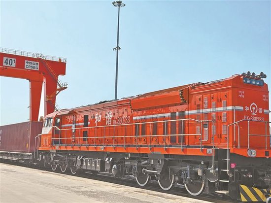 X8037次中欧班列从中铁联集郑州中心站鸣笛启程。谢玉景 摄