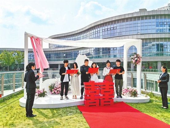 郑州市金水区民政局婚姻登记处为新人举行户外颁证仪式。 受访者供图