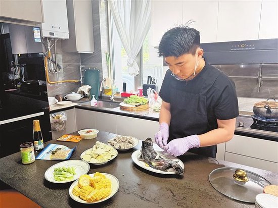 正在顾客家里做饭的“00后”厨师王展。