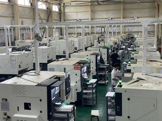 焦作市强信粉末冶金科技有限公司生产车间内，成排的智能数控机床正在满负荷运行。 翟鹏程 摄
