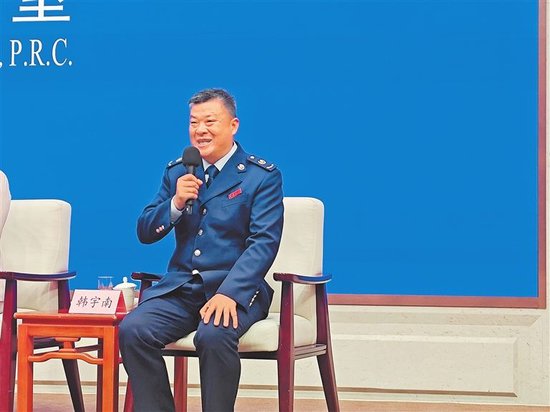 韩宇南走进国新办新闻发布厅，参加“新征程上的奋斗者”中外记者见面会。 本报全媒体记者 王宁宁 摄