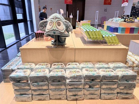 殷墟博物馆文创鸮鸮立体干发帽。 本报全媒体记者 杨之甜 摄