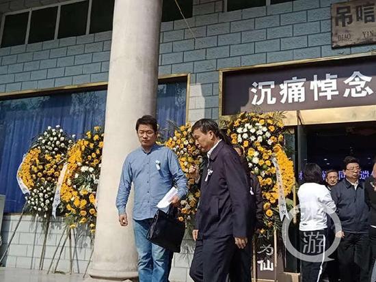 河南焦作市委書記王小平吊唁薛勇后，走出吊唁廳。攝影/牛泰