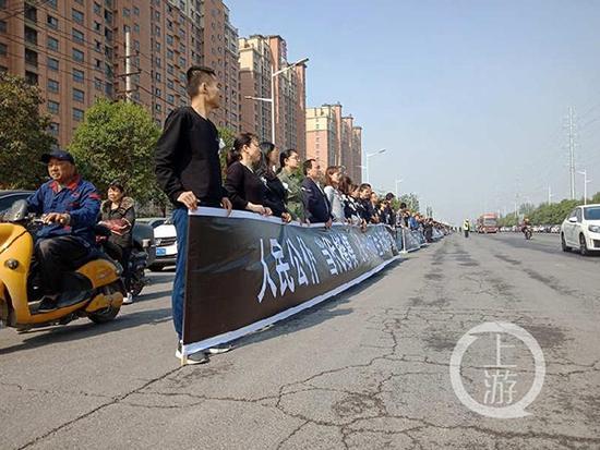 河南沁陽市民送別市委書記薛勇。攝影/牛泰