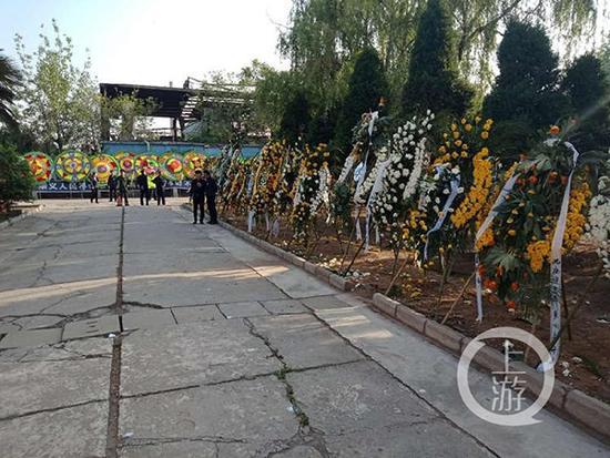 河南沁陽殯儀館，很多人敬獻花圈送別市委書記薛勇。攝影/牛泰