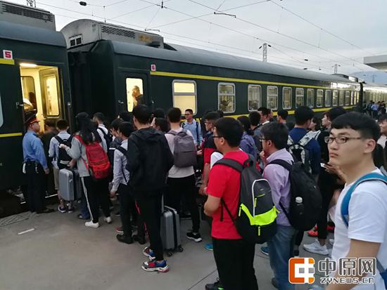 图为济源车站客流高峰