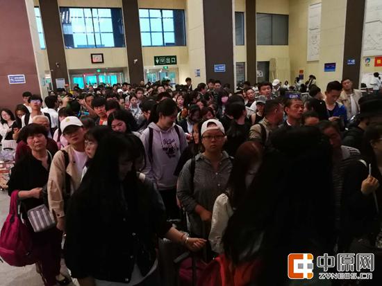 图为济源车站客流高峰