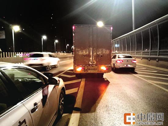 20多分鐘 一個路口6輛車闖禁行被查