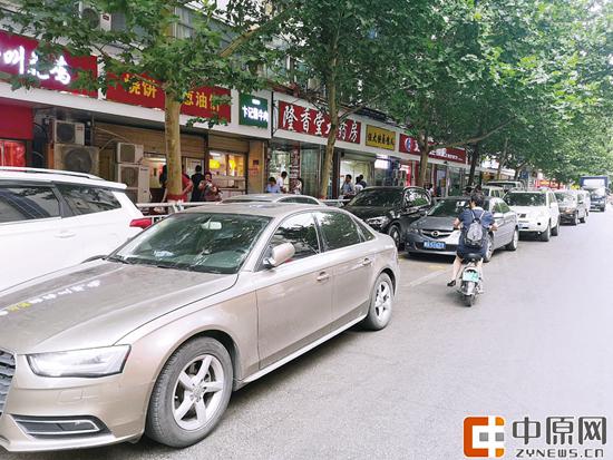 经八路,机动车乱停情况严重 郑报全媒体记者 宋晔 图