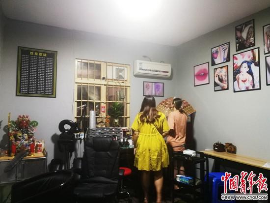 繁龙纹身馆屋内