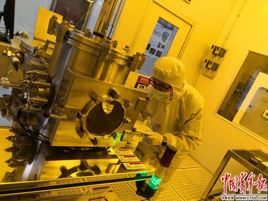 中国科大研究生赵军一正使用原子层沉积设备对样品进行表面处理。中国青年报·中国青年网记者 王海涵/摄
