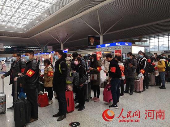 乘坐专列的河南赴深圳务工人员在郑州东站候车