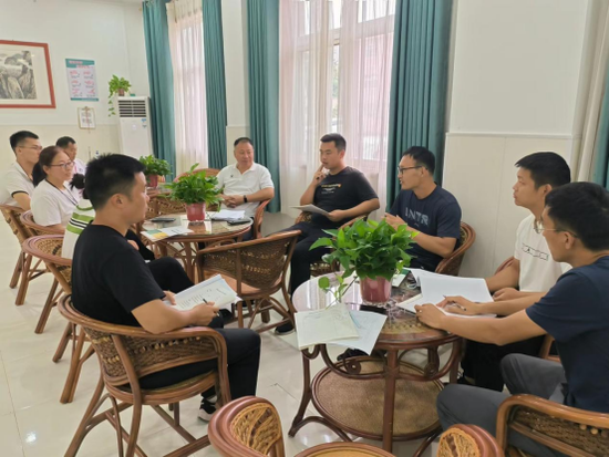 白沙中学体育教研组讨论教学方案