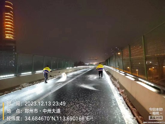 12月14日早间 郑州部分立交有结冰