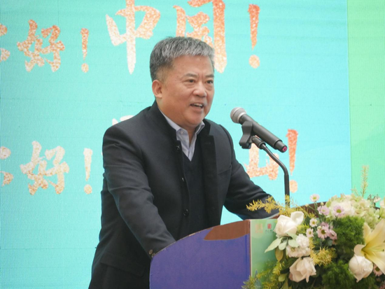 河南省政府参事、河南省文联原党组书记王守国作主旨演讲