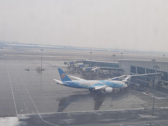 郑州机场运行正常 已为37架次的飞机进行除防冰作业