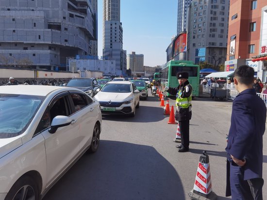 郑州市中小学校开学交通流量大增 交警提醒错峰出行