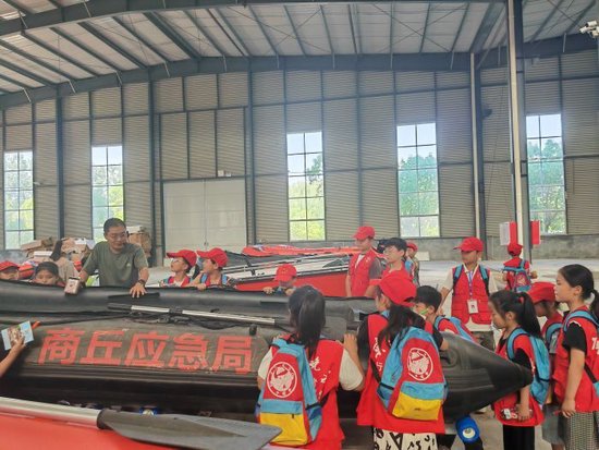 小学生们走进豫东(商丘)区域性综合应急救援保障基地,面对面了解各种应急救援设备。