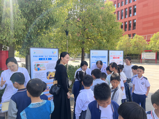 (省儿童医院均衡膳食科学运动 不做小胖墩展台)