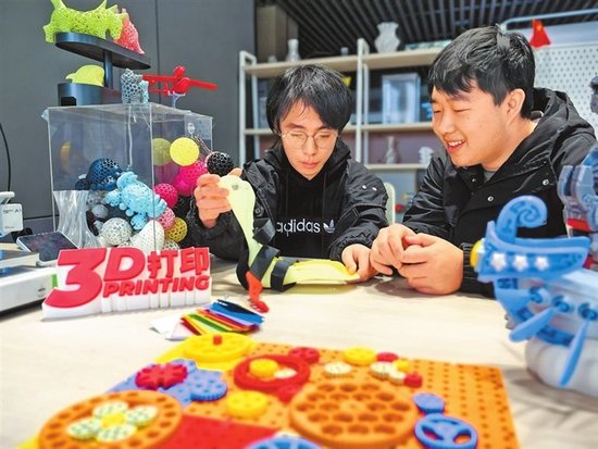 新乡学院学生在讨论3D打印康复辅具优化方案。本文图片均由本报记者 代娟 摄