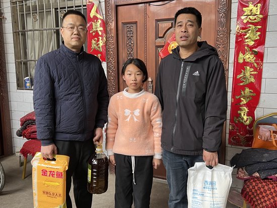 图2 驻村第一书记杨义科带领村干部慰问困难群众