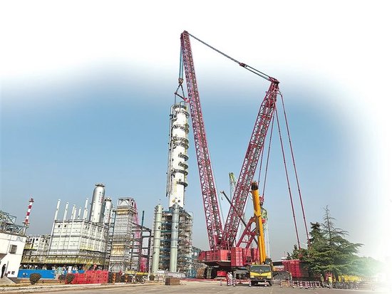 2月10日，百万吨乙烯项目炼油配套工程加氢裂化装置分馏塔吊装现场。孟鲁宁 摄