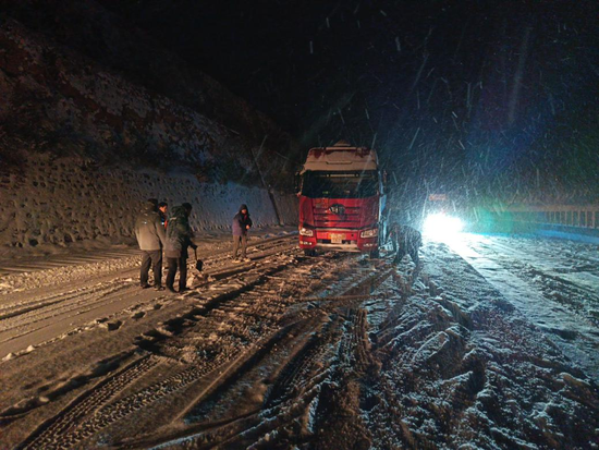 图3 影响通行路段开展清障作业