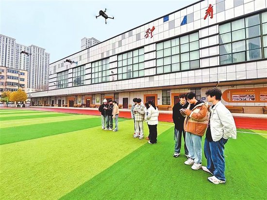 鄭州技師學院微短劇影視學院的學生正在進行無人機拍攝課程實訓。受訪者供圖