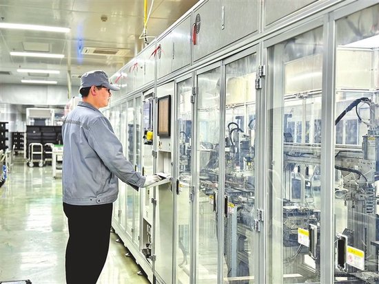 在河南克能新能源科技有限公司车间内，工作人员正在进行二次封装。 本报资料图片