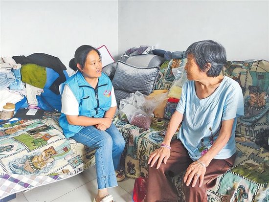 网格员马钰茹到老人家中科普防汛知识。 受访者供图