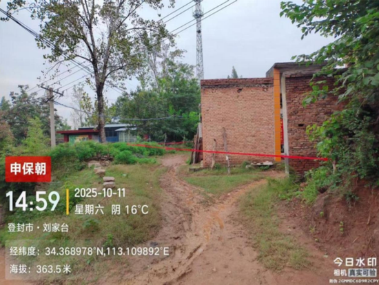 告成镇杨沟村1组滑坡房屋前拉起警戒线