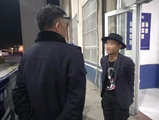 男子大广高速上加油 男子大广高速上加油