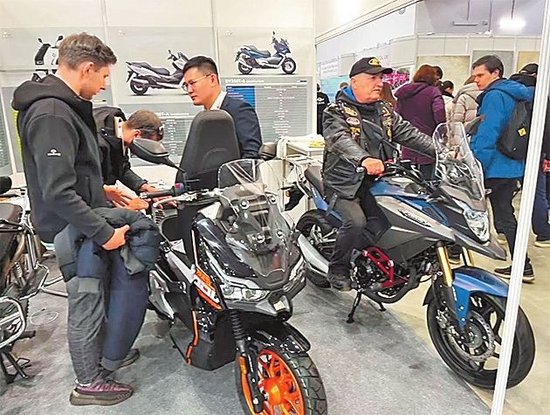 国际展会上，洛阳北方易初摩托车有限公司展台吸引来外国客商的目光。 受访者供图