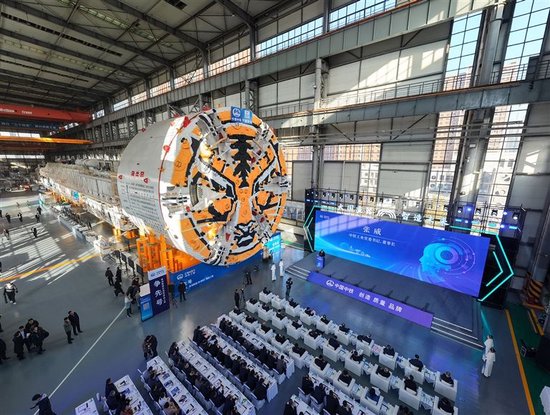 去年11月底，应用于国内最长、世界规模最大城市湖底隧道—武汉两湖隧道的超大直径泥水盾构机在中铁装备下线。本报全媒体记者 聂冬晗 摄