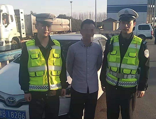 内蒙夫妻俩跨省贩运假冒香烟400余条 在济源落网被拘