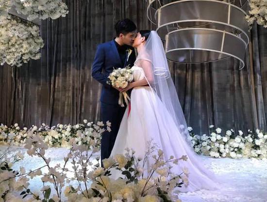 亲历泰国沉船事件河南情侣大婚 新郎曾连救4人