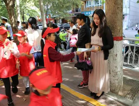 郑州交警开通上下学交通安全通道 保护学生生