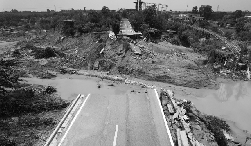 樱桃沟地区的道路等基础设施在洪灾中损毁严重