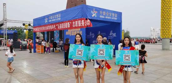 鹤壁现场“竞猜一下”,你能把球踢入五环当中吗?