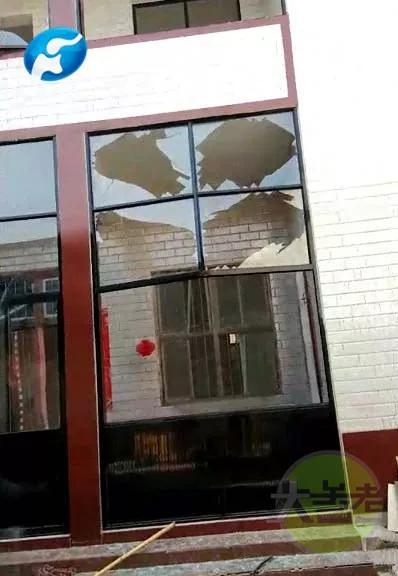 △旁邊村民家的窗戶(hù)玻璃被震碎，窗戶(hù)也被震掉?