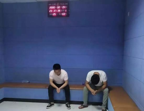 一泡尿多大代價：賠了8000元，分別拘留5天！