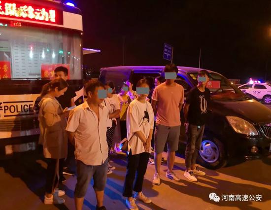 俩面包车高速匝道停车下人,原来是车辆超员怕被查