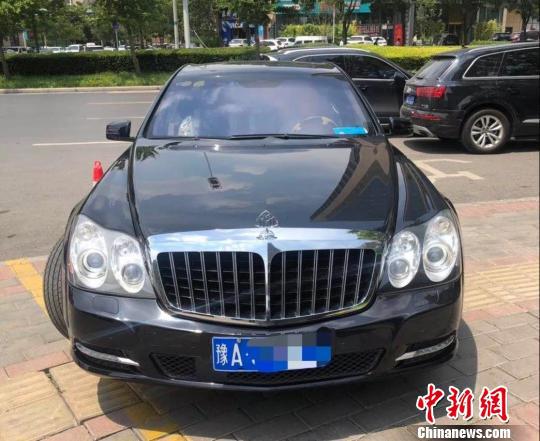 图为被管城区人民法院执行干警扣押的迈巴赫轿车。管城区法院供图