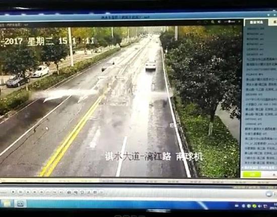 【起因】灑水車灑個水 小客車嚴重追了個尾