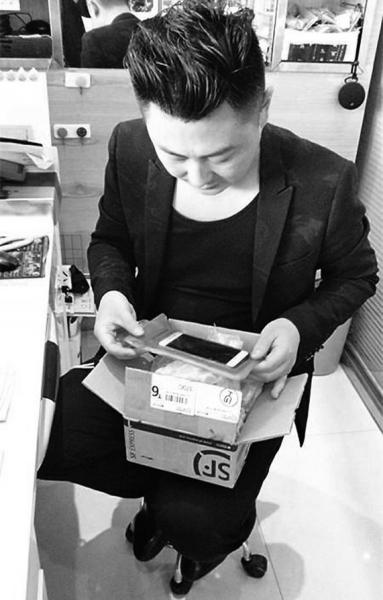 陈宇向记者展示当时邮寄手机时的快递盒。