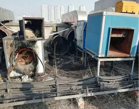 ▲二個油煙排放口未安裝油煙凈化設(shè)施