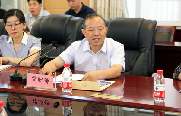 市教育局党组成员、副局长曾昭传讲话。