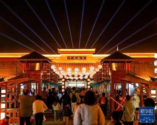 登封市天中市集热闹非凡(10月6日摄)。